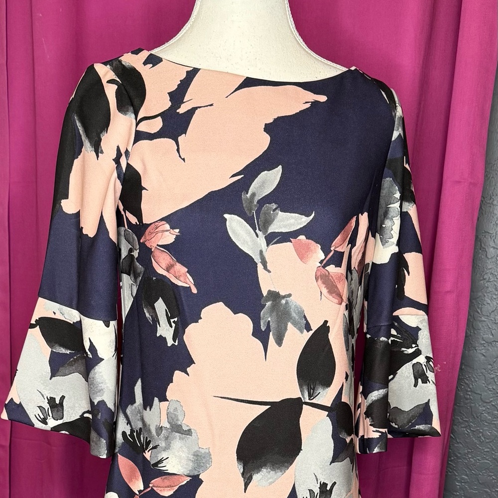 COPY - 💃🏼💃🏼💃🏼 Vince Camuto sheath dress with bell sleeves. EUC. Size 4.